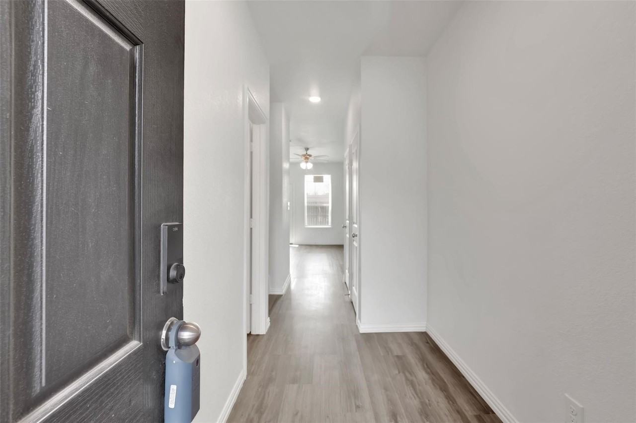 1608 Ash Crescent St - Photo 4 of 19
