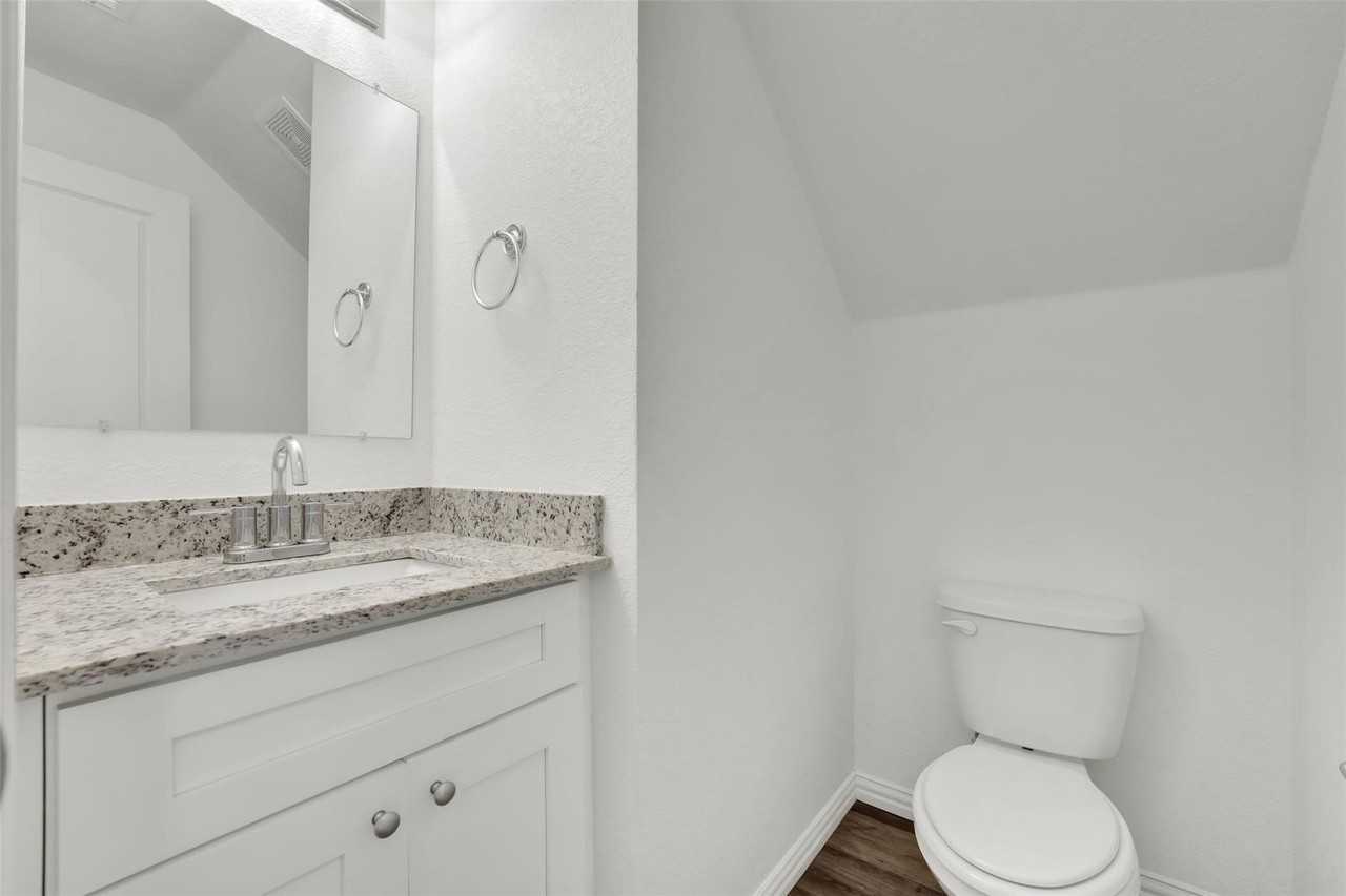 1608 Ash Crescent St - Photo 5 of 19