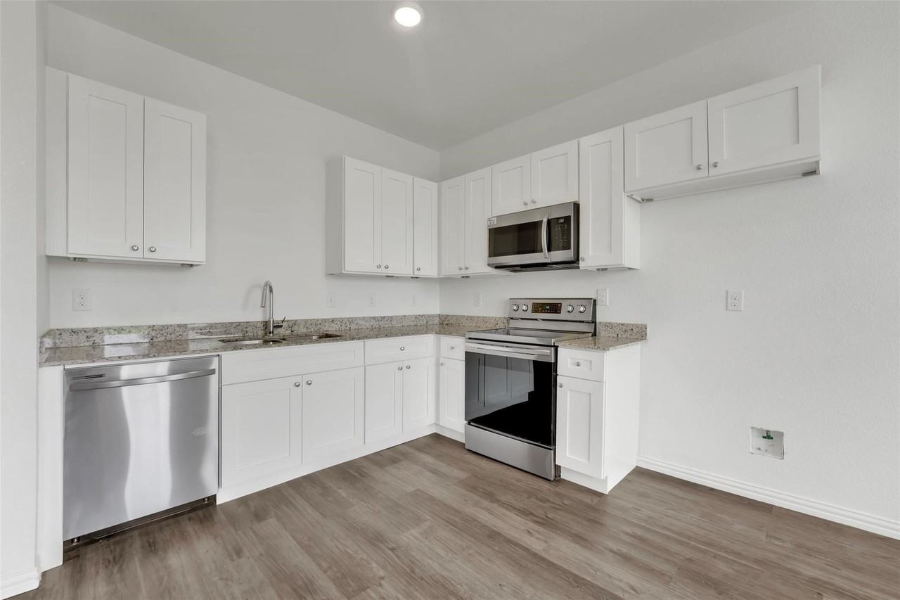 1608 Ash Crescent St - Photo 6 of 19