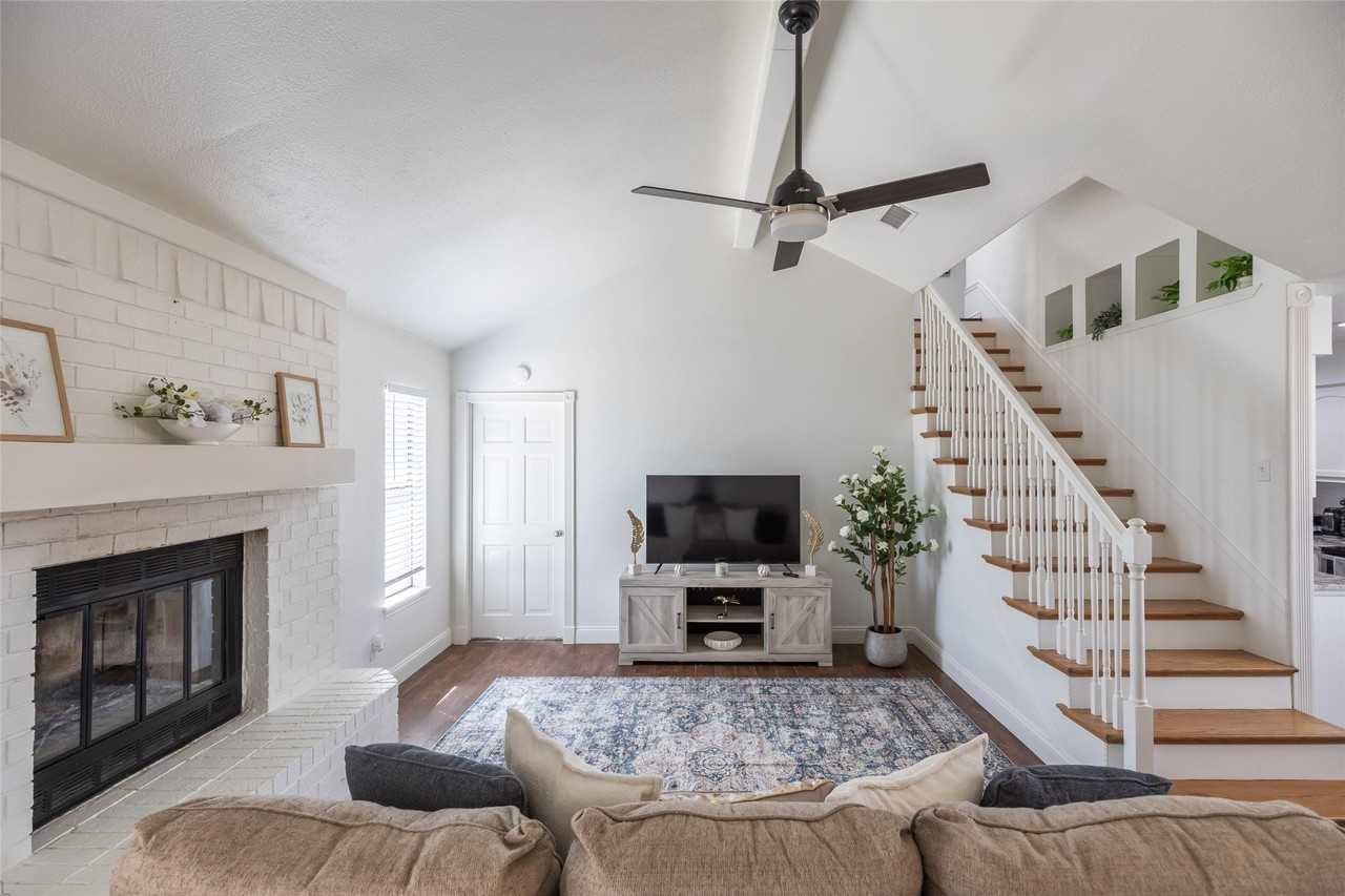 8073 Bonnie Cir - Photo 3 of 40