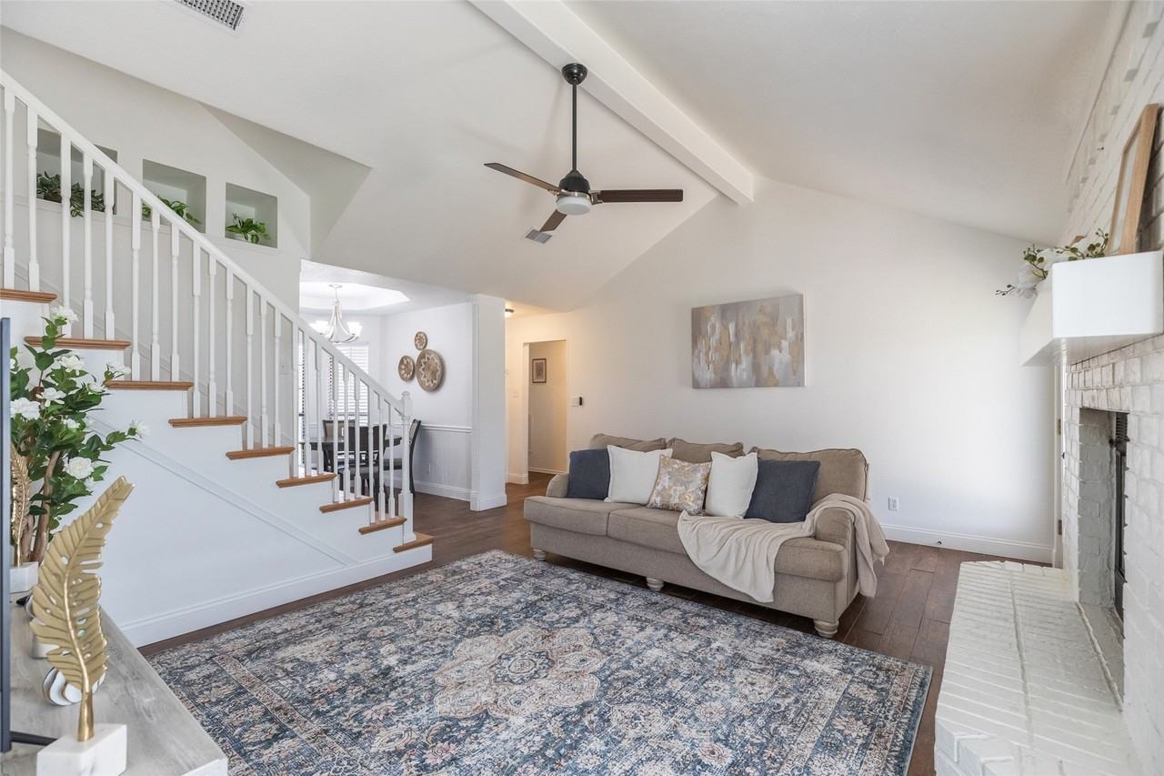8073 Bonnie Cir - Photo 4 of 40