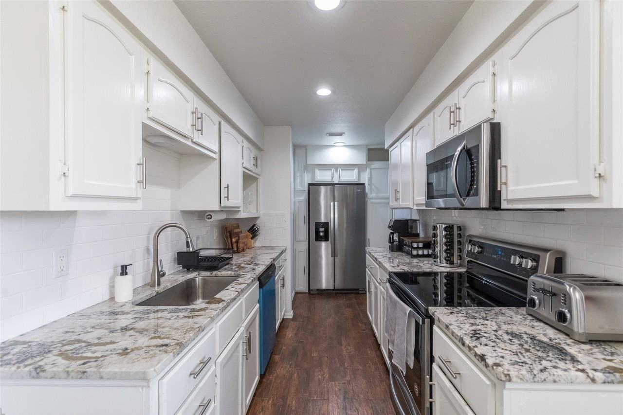 8073 Bonnie Cir - Photo 5 of 40