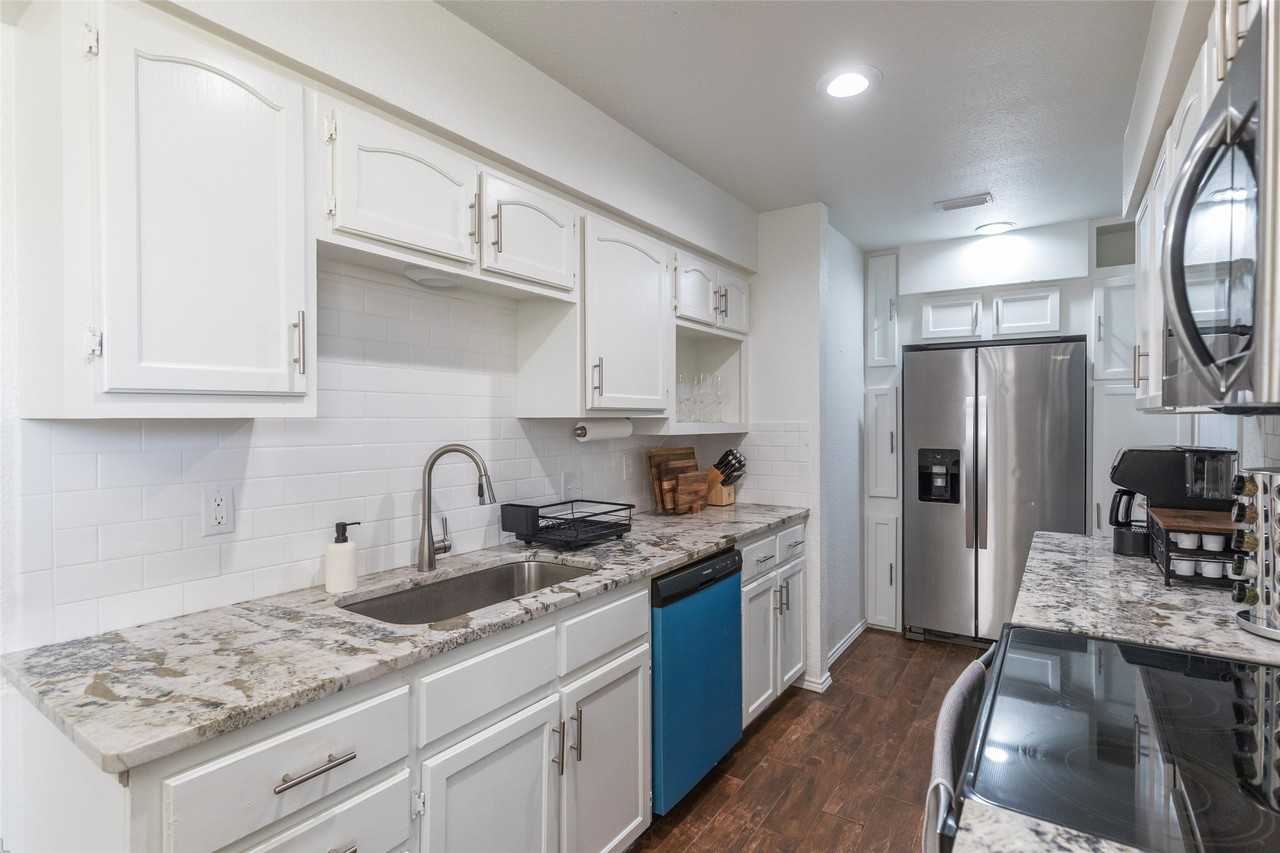 8073 Bonnie Cir - Photo 6 of 40