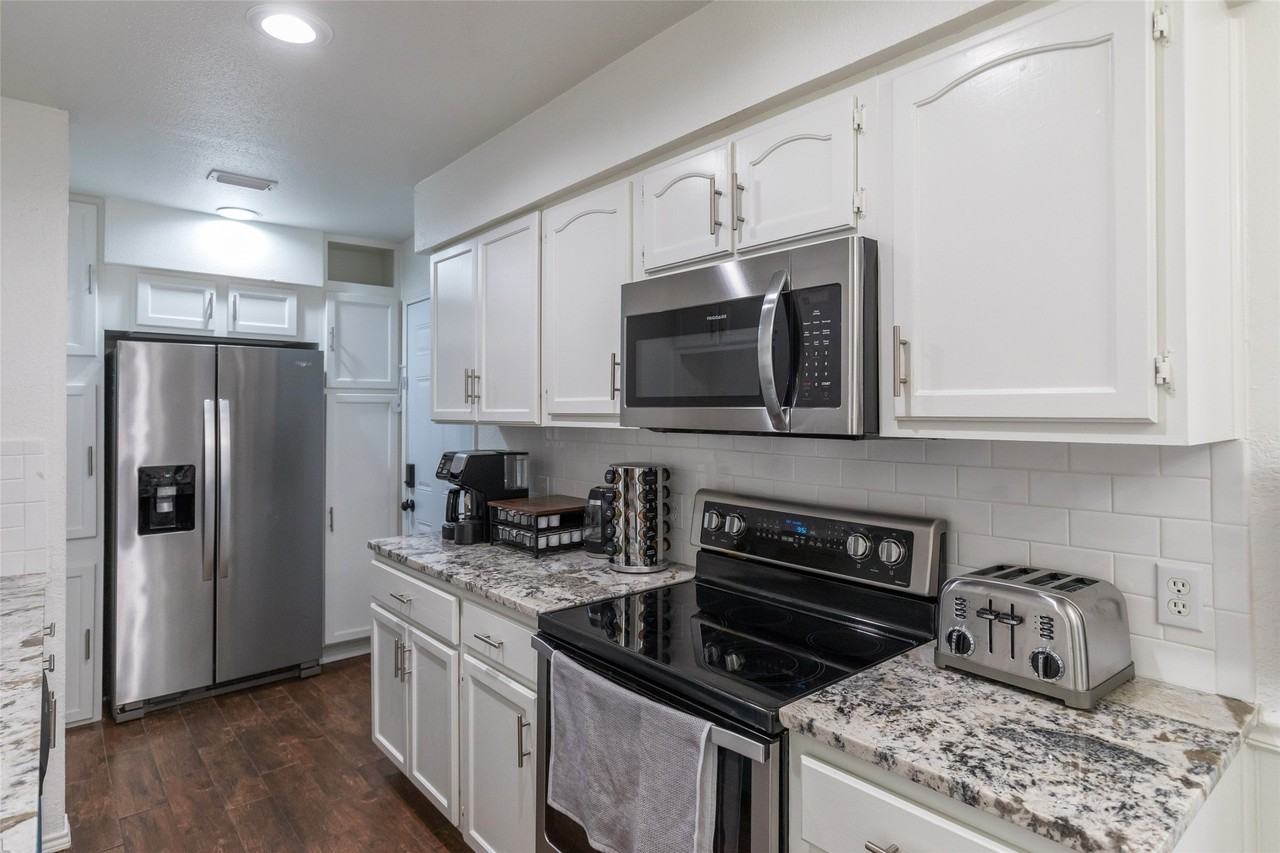 8073 Bonnie Cir - Photo 7 of 40