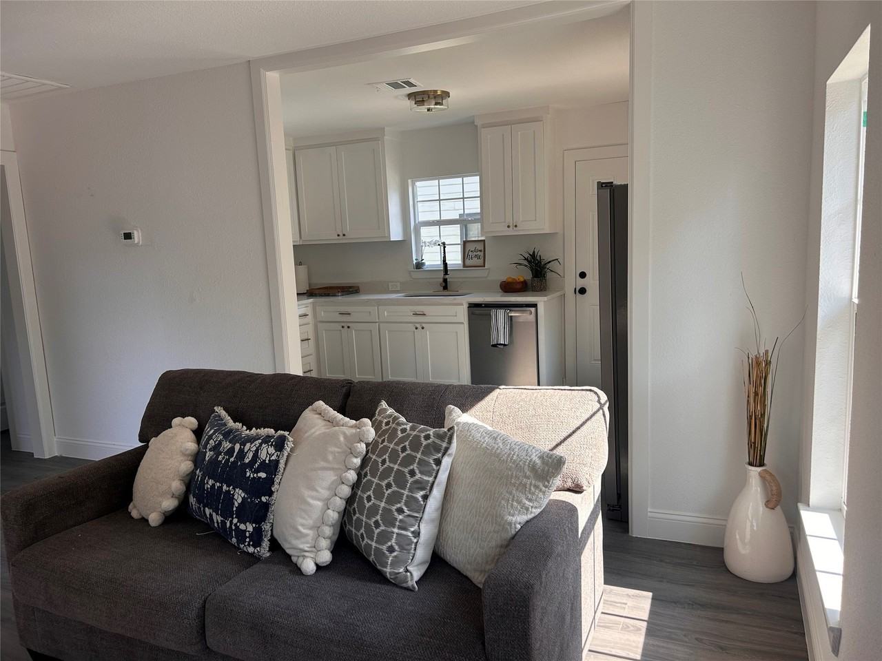211 Kerby St - Photo 2 of 9
