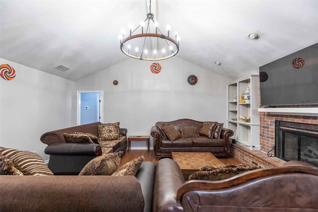 857 Chaucer Dr - Photo 2 of 38
