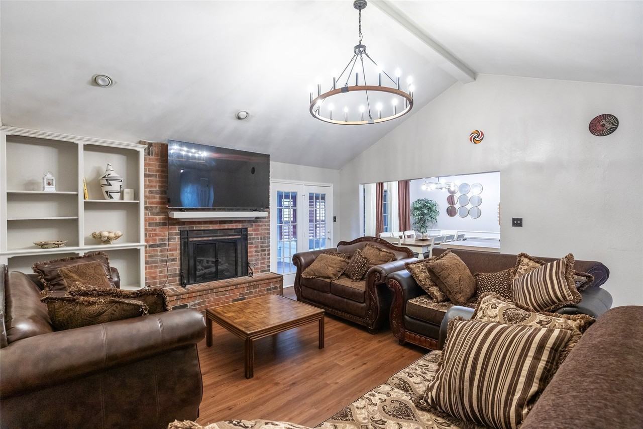 857 Chaucer Dr - Photo 3 of 38