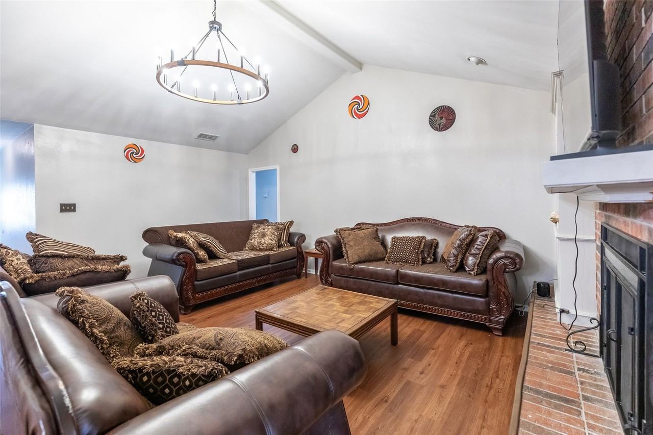 857 Chaucer Dr - Photo 4 of 38