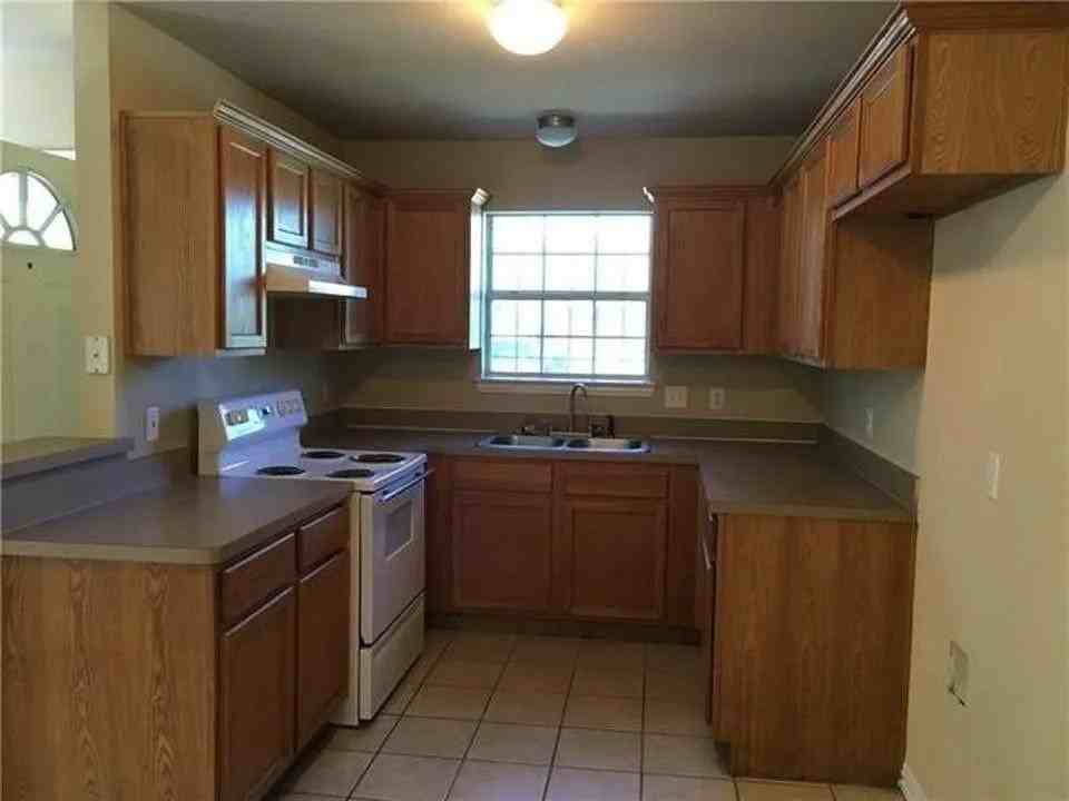 1504 E Mulkey St - Photo 2 of 5
