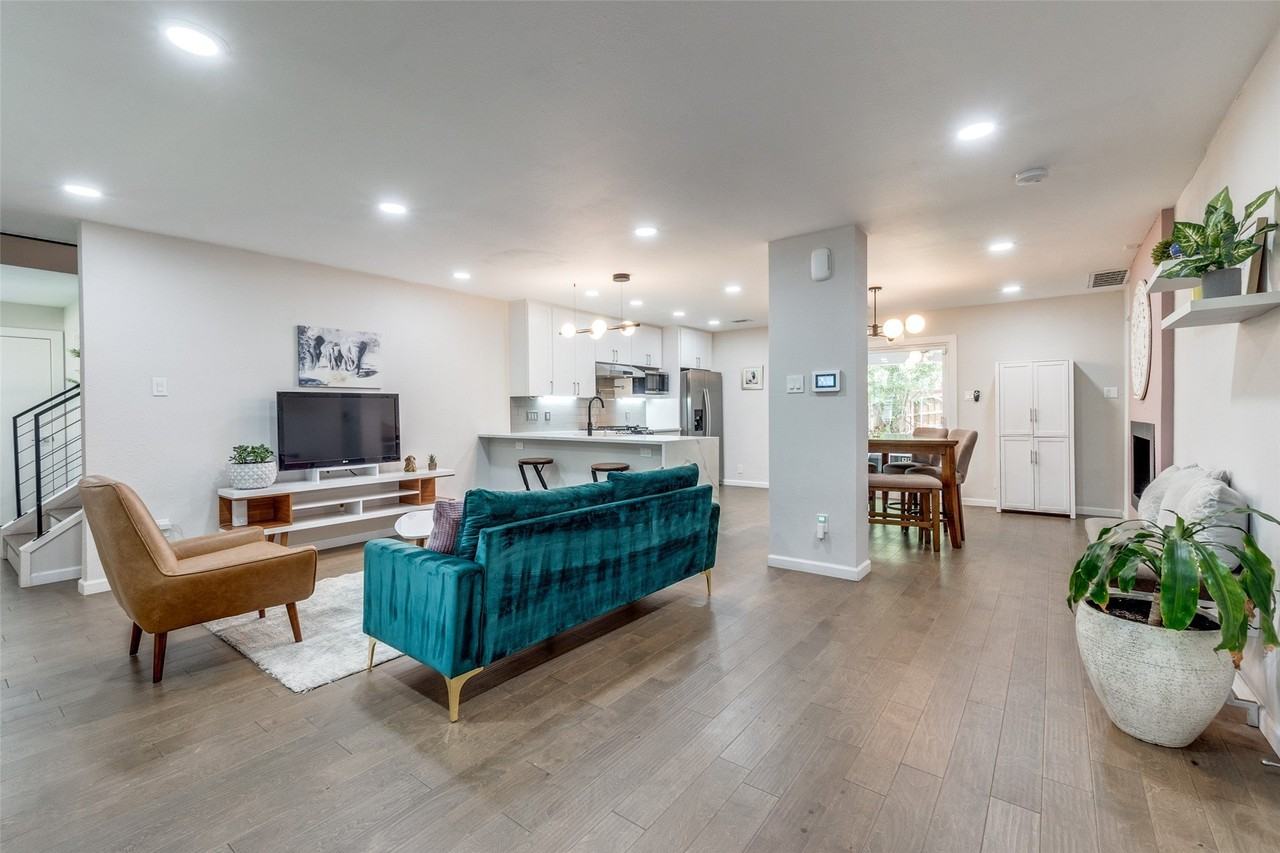 9805 Estate Ln - Photo 2 of 35