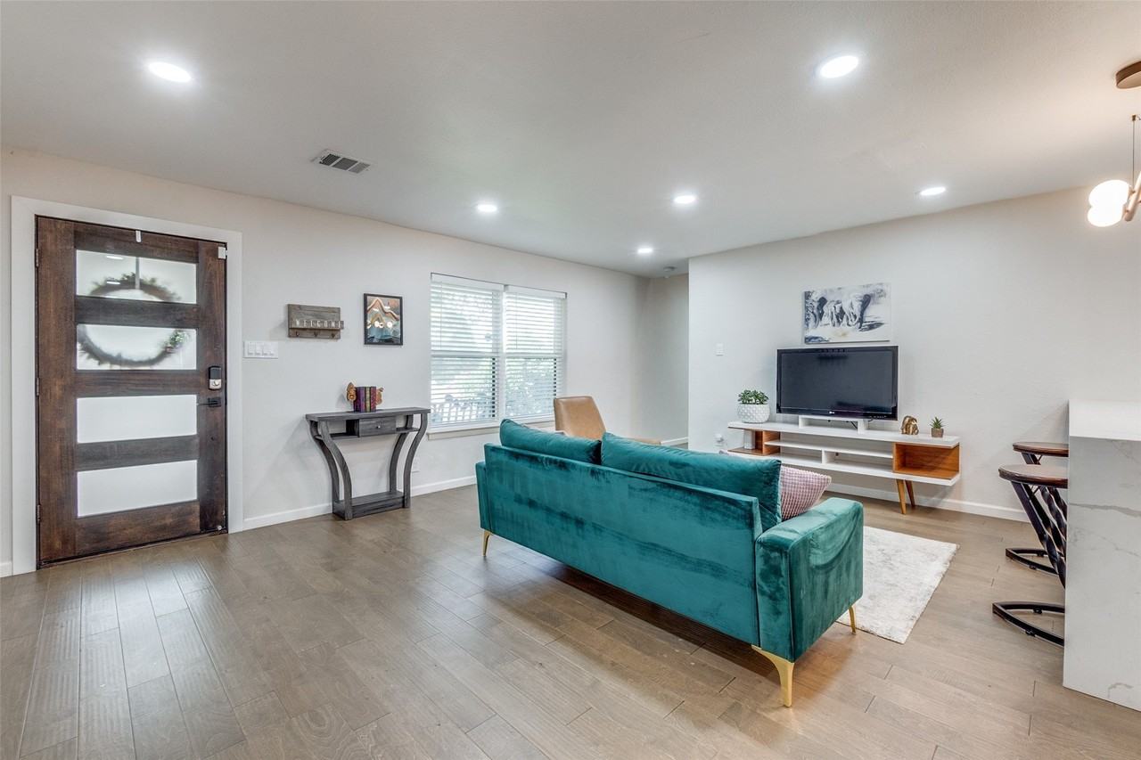 9805 Estate Ln - Photo 3 of 35