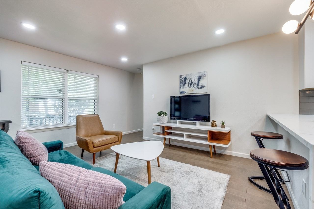 9805 Estate Ln - Photo 4 of 35