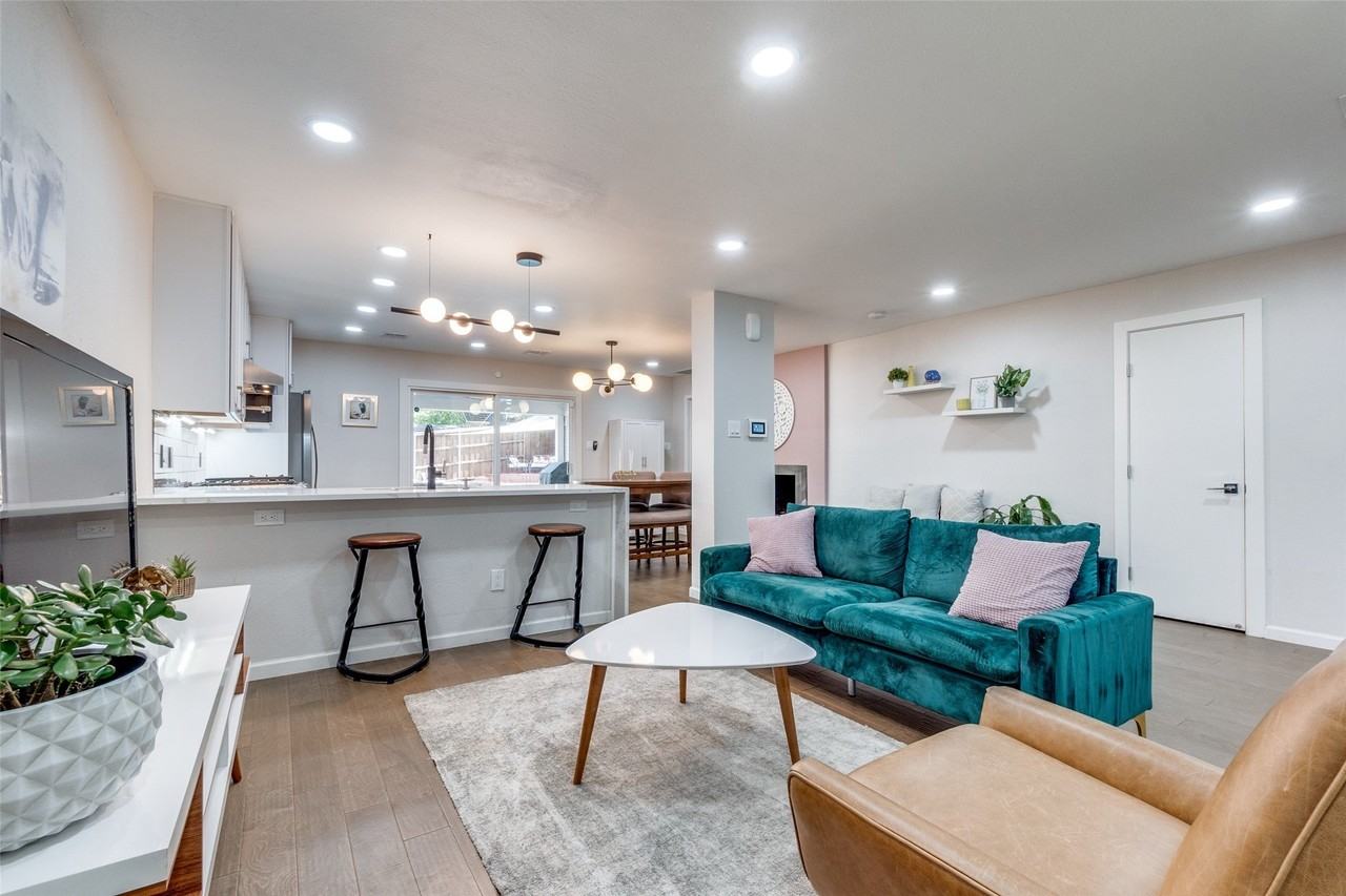 9805 Estate Ln - Photo 5 of 35