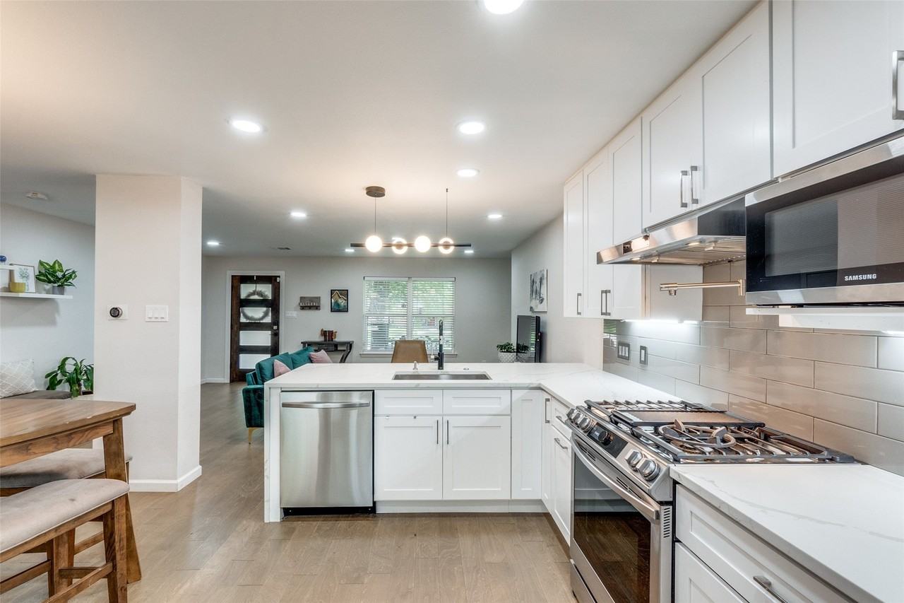 9805 Estate Ln - Photo 6 of 35