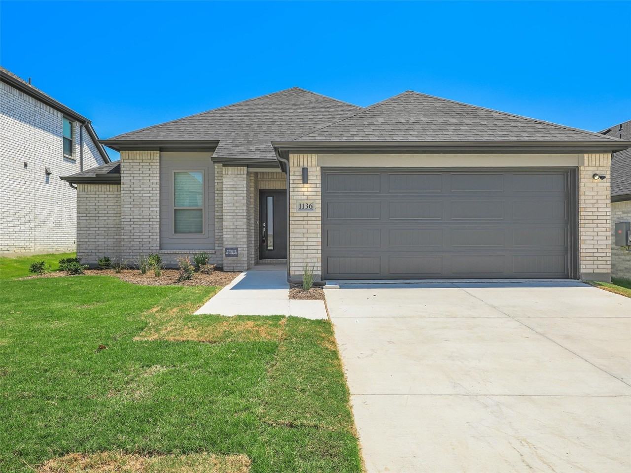 1136 Del Rio Dr - Photo 2 of 30