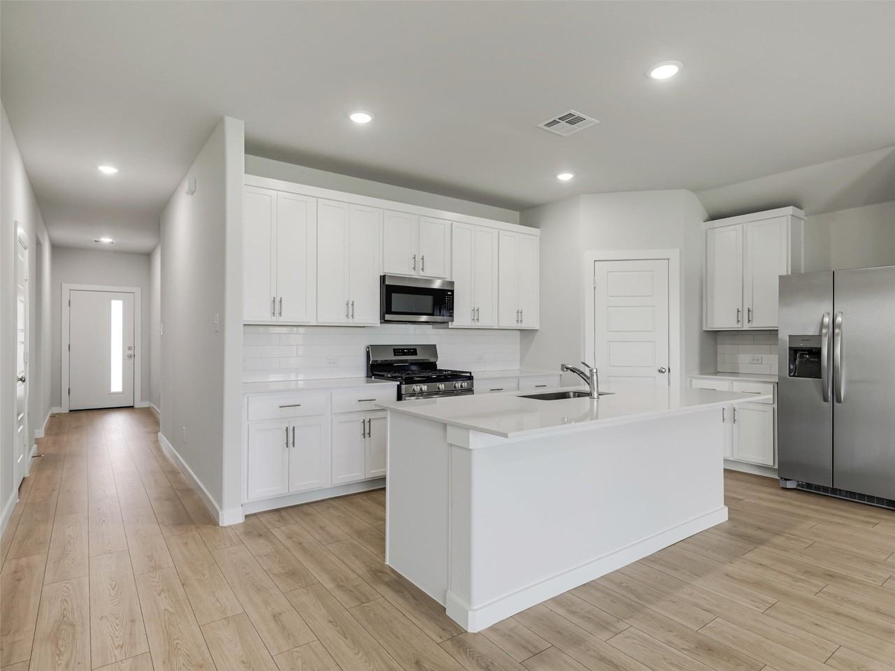 1136 Del Rio Dr - Photo 4 of 30