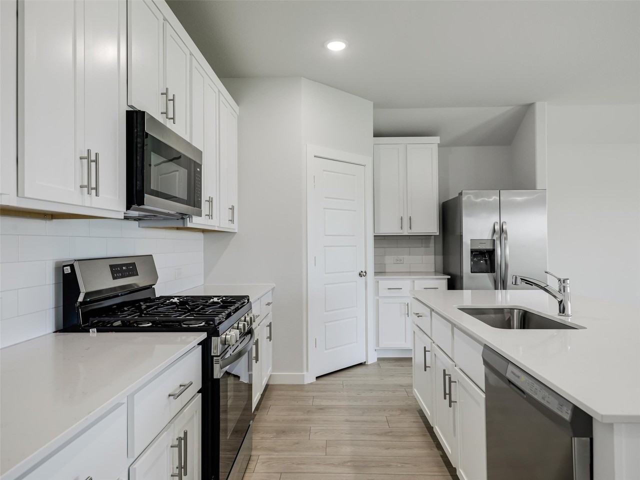 1136 Del Rio Dr - Photo 5 of 30