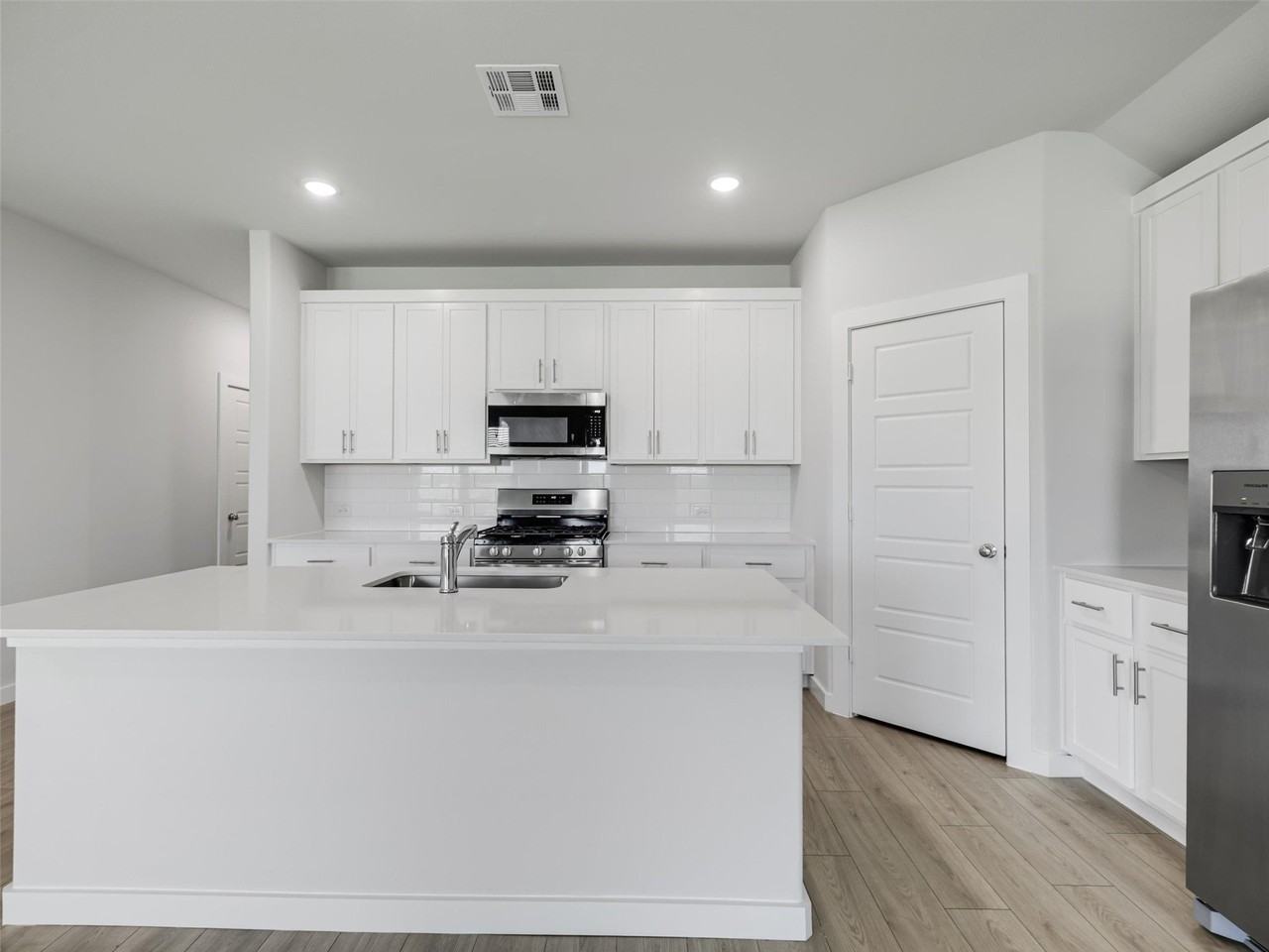 1136 Del Rio Dr - Photo 6 of 30