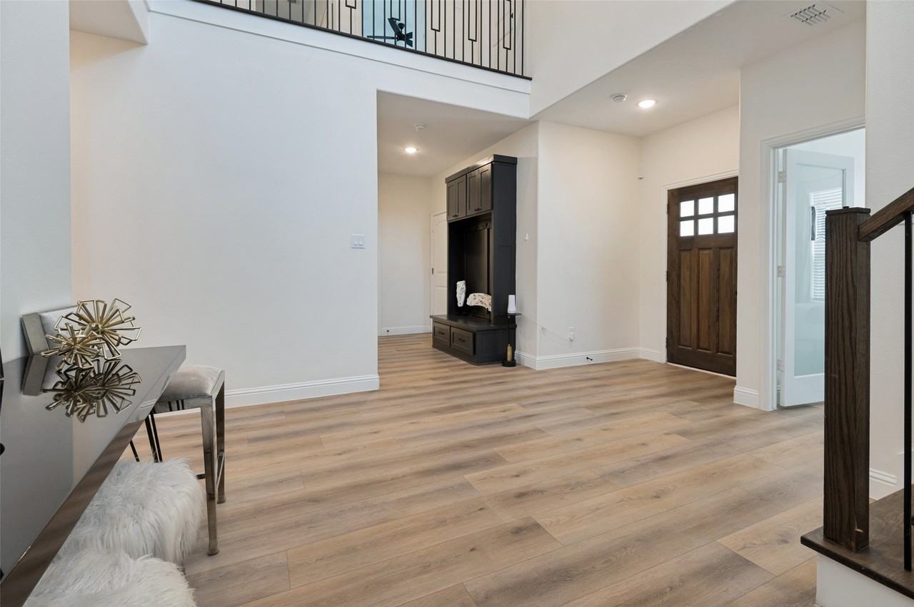 1805 Nomas St - Photo 3 of 25