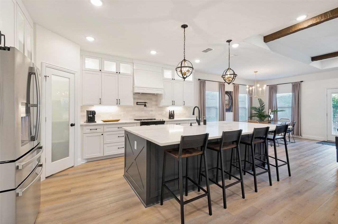 1805 Nomas St - Photo 3 of 24