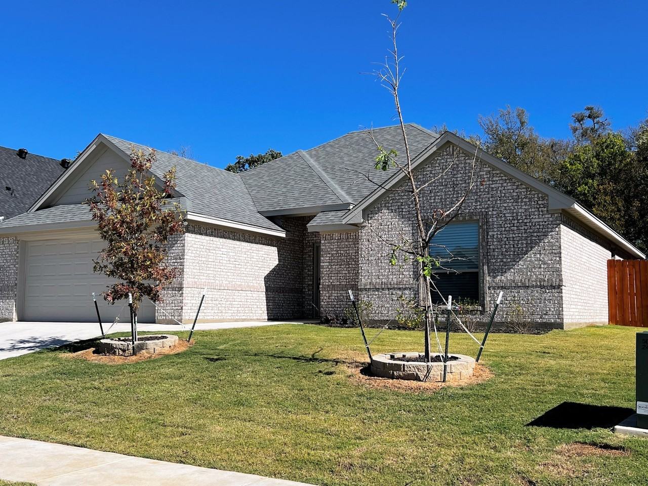 219 Clover Cir - Photo 2 of 21