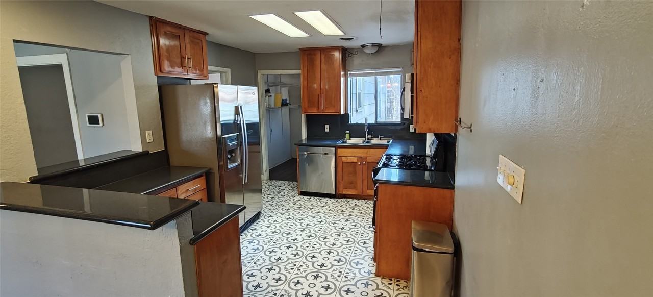 2532 Ryan Ave - Photo 4 of 8