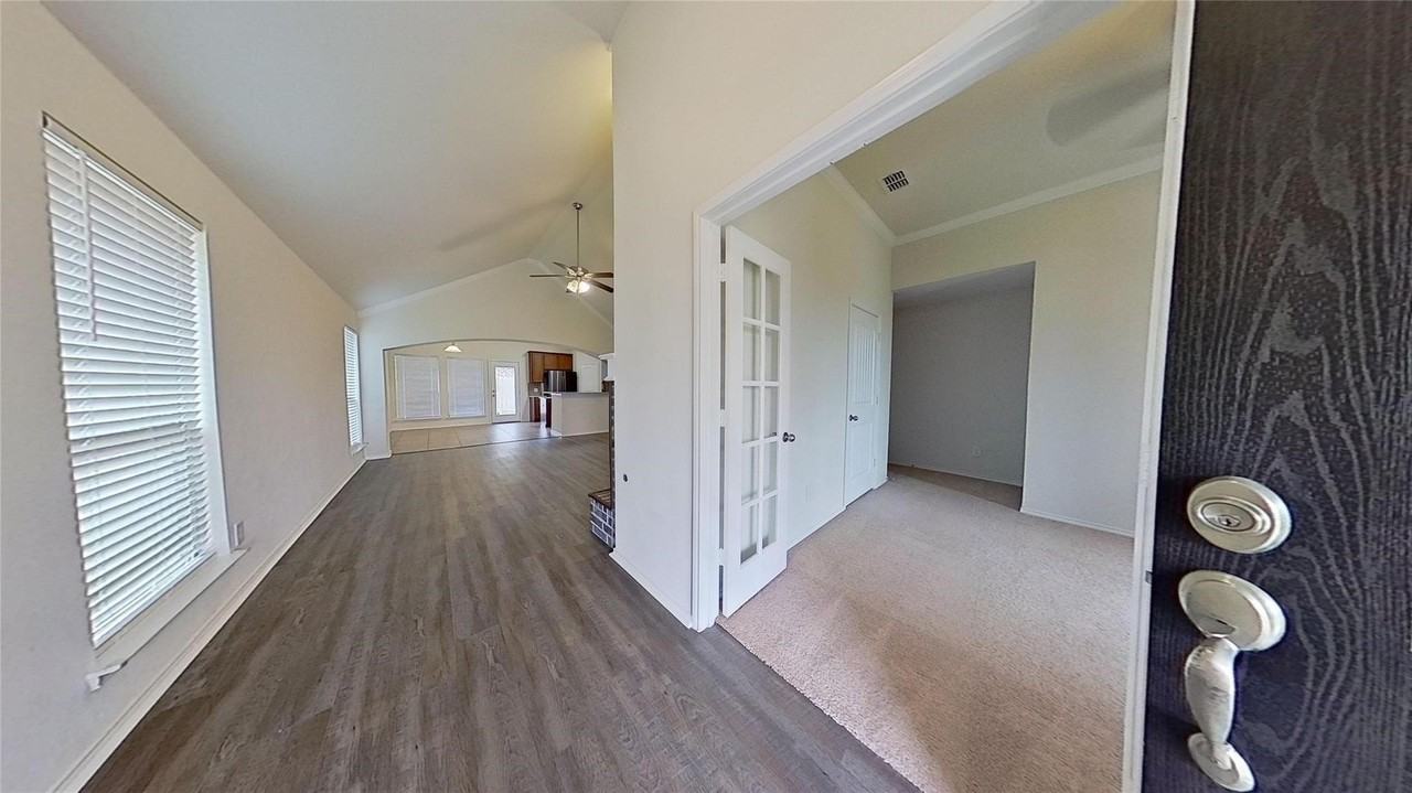109 N Henrietta St - Photo 5 of 25