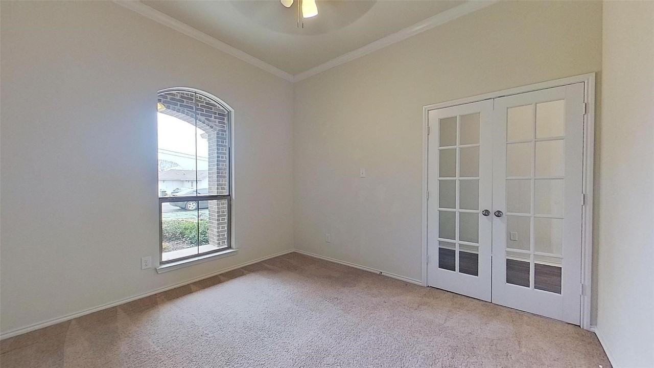 109 N Henrietta St - Photo 6 of 25