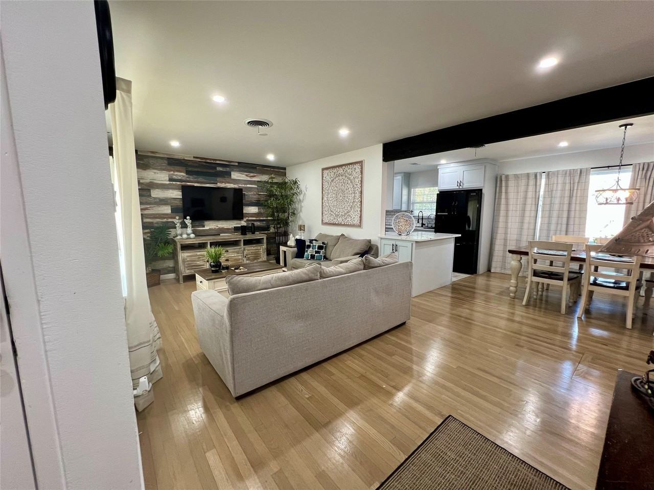 1113 Eric Ave - Photo 3 of 31