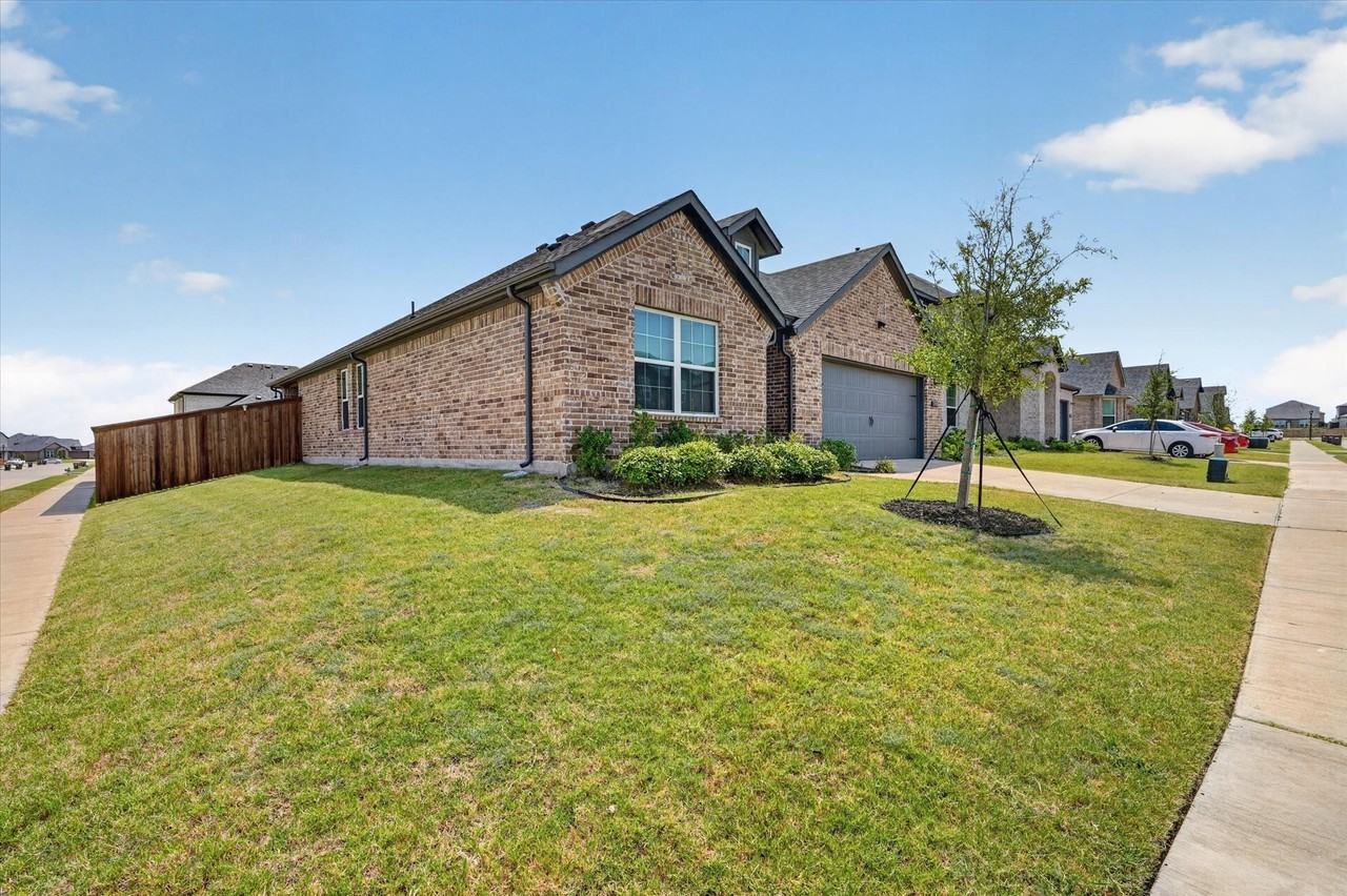 1205 Lavinola Ln - Photo 2 of 27