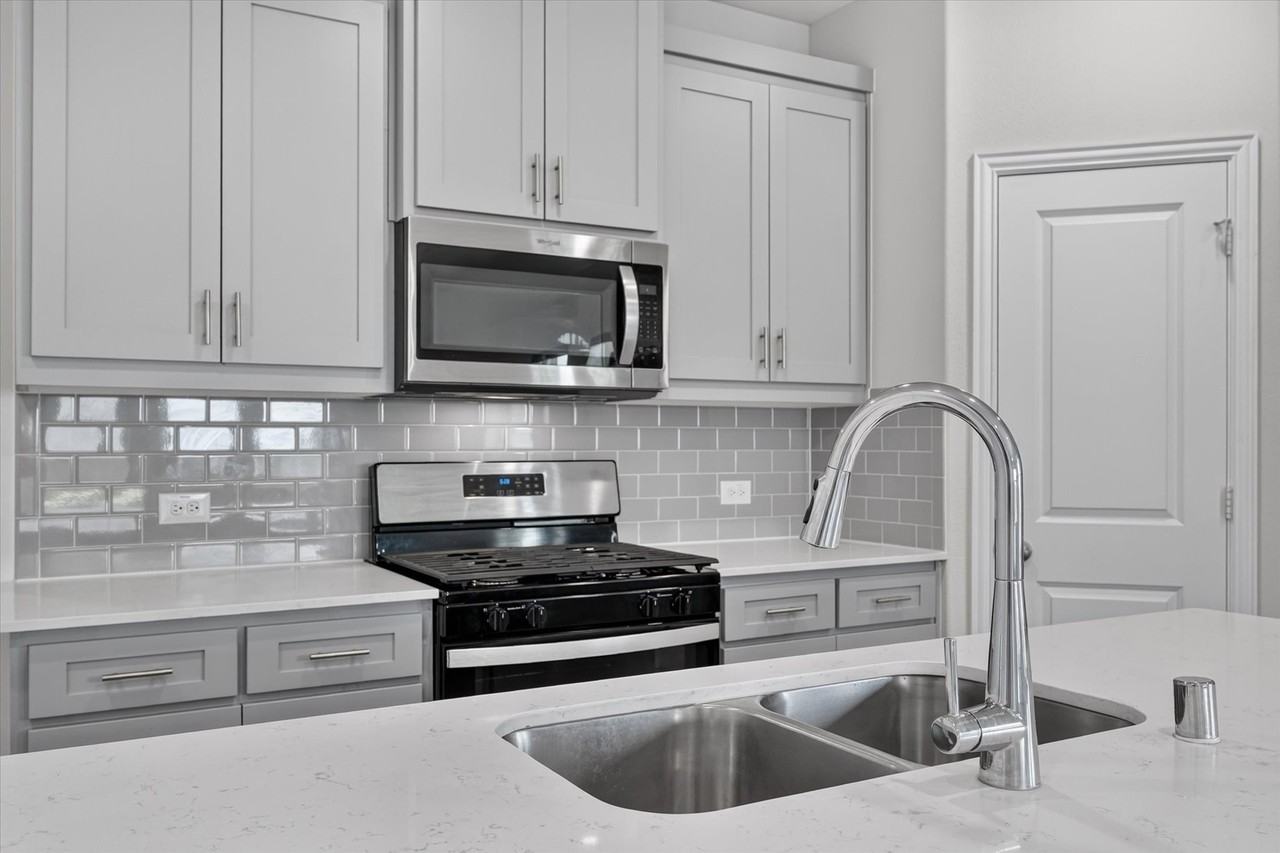 1205 Lavinola Ln - Photo 7 of 27