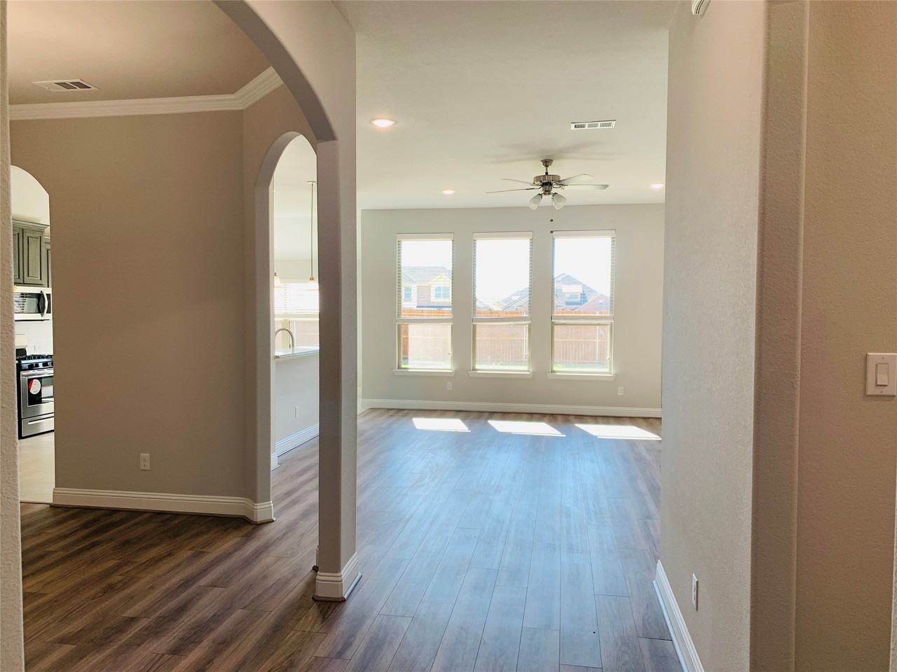 325 Delaford Dr - Photo 2 of 10