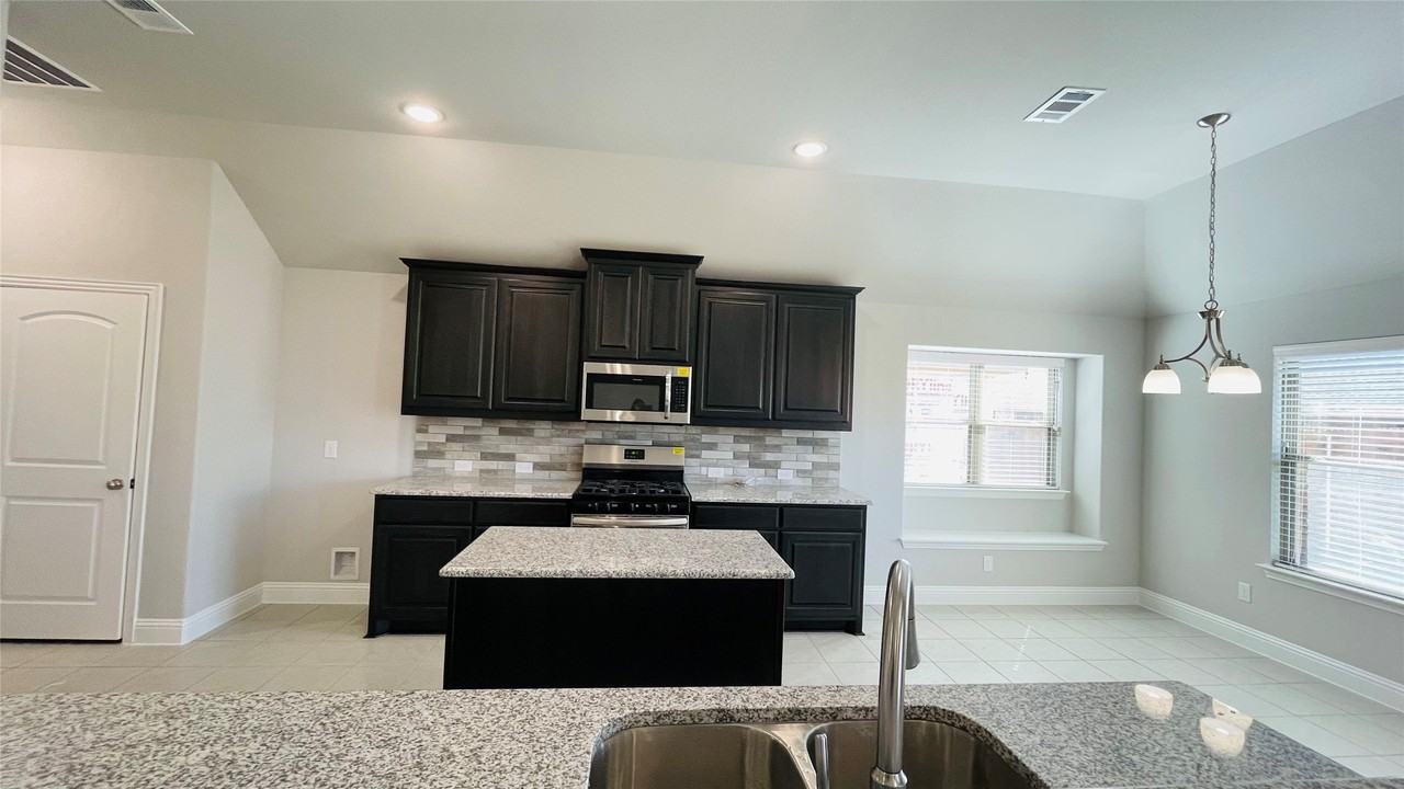 325 Delaford Dr - Photo 6 of 10