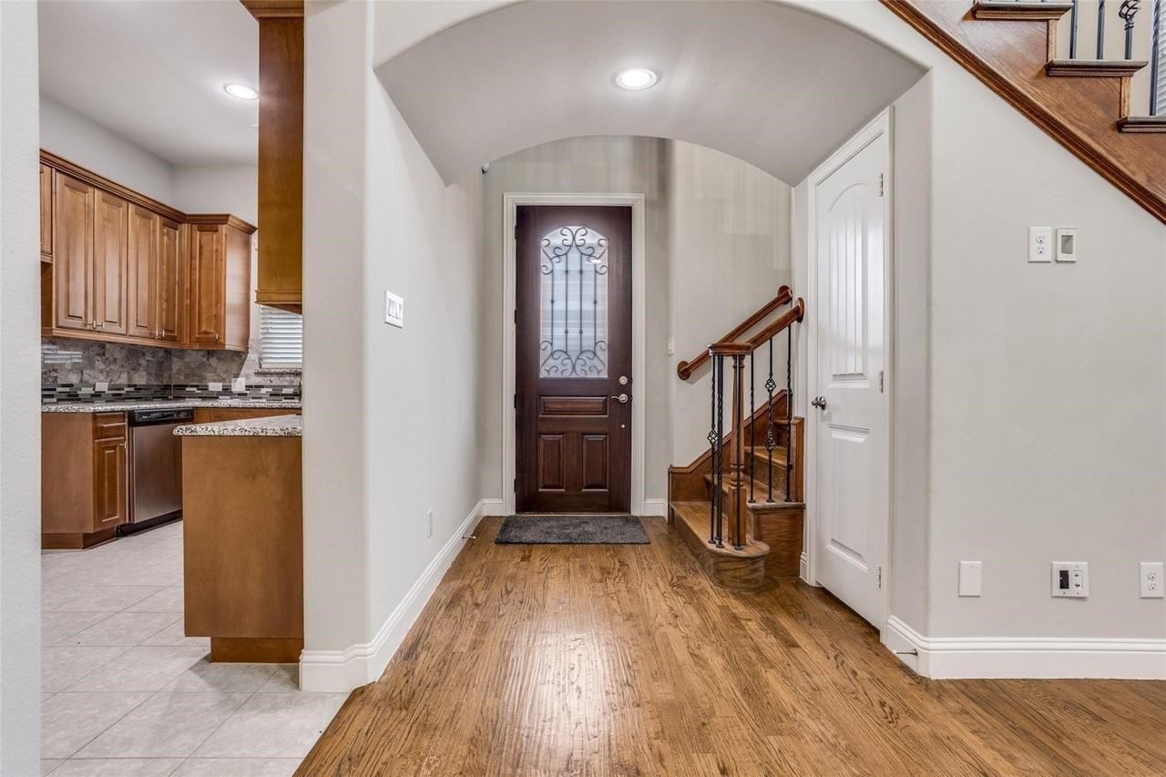 869 Rohan Dr - Photo 3 of 25