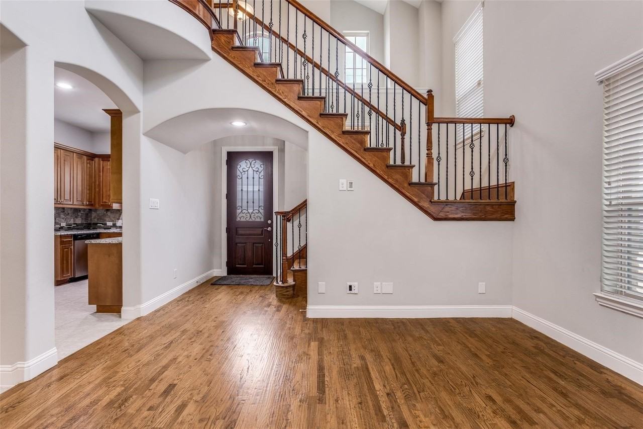 869 Rohan Dr - Photo 4 of 25