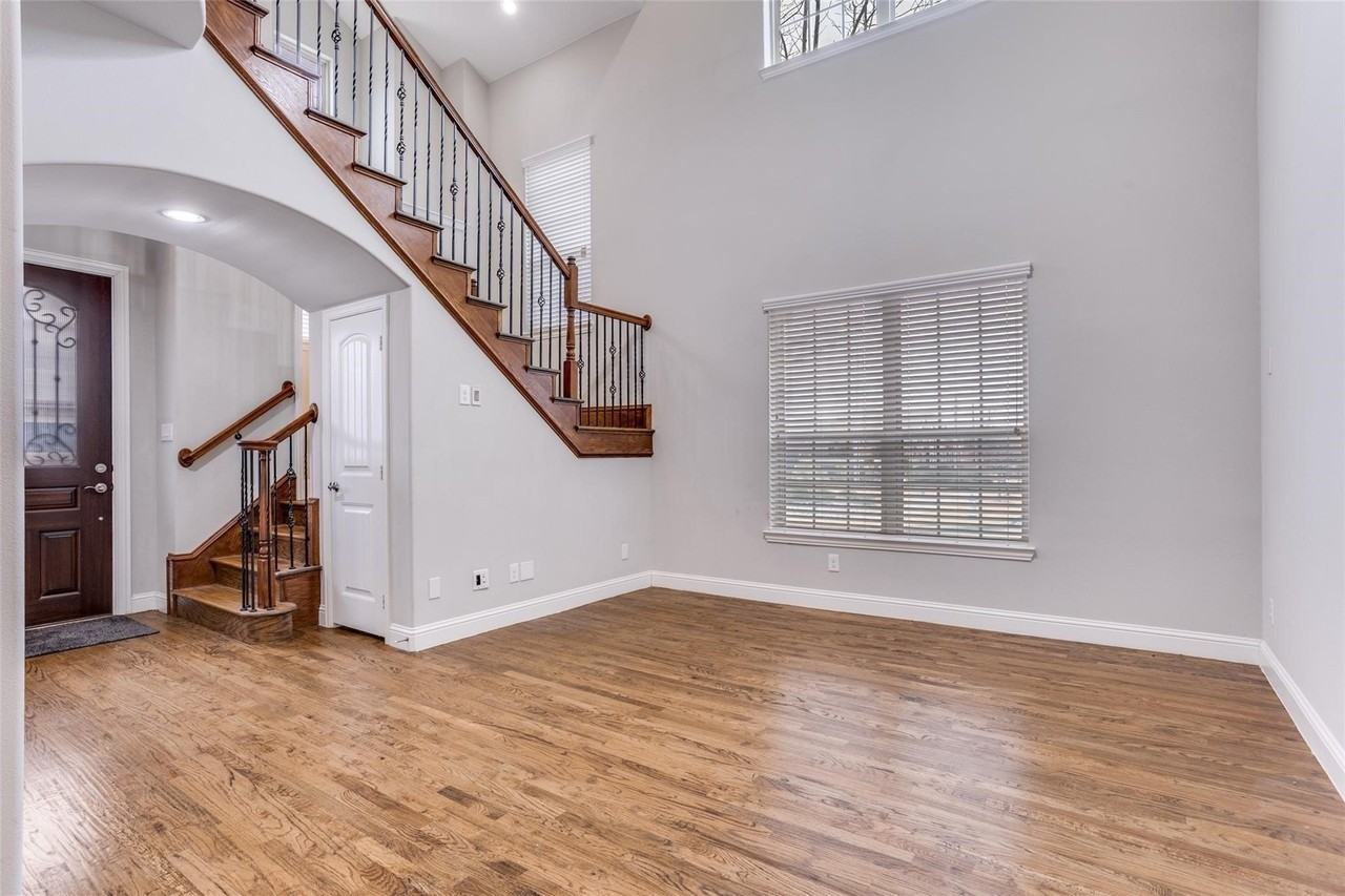 869 Rohan Dr - Photo 5 of 25