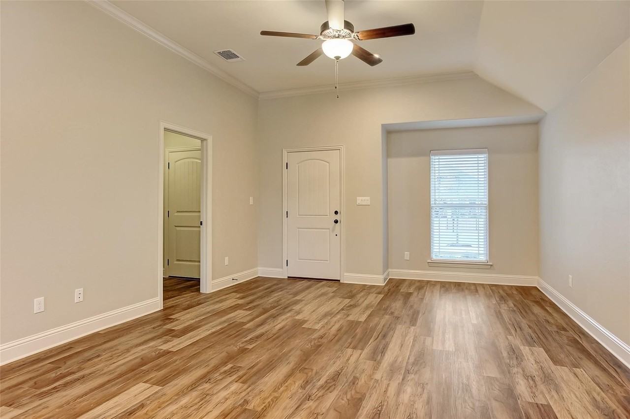 1304 Saratoga Dr - Photo 3 of 10