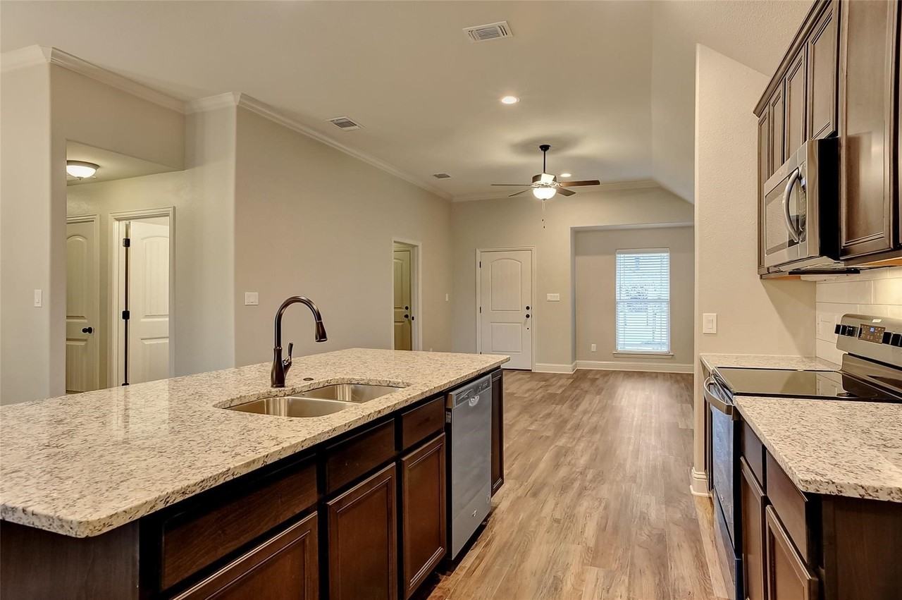 1304 Saratoga Dr - Photo 4 of 10