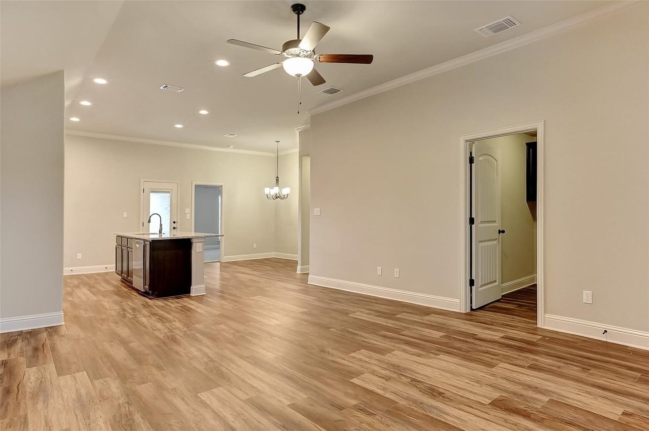 1304 Saratoga Dr - Photo 5 of 10
