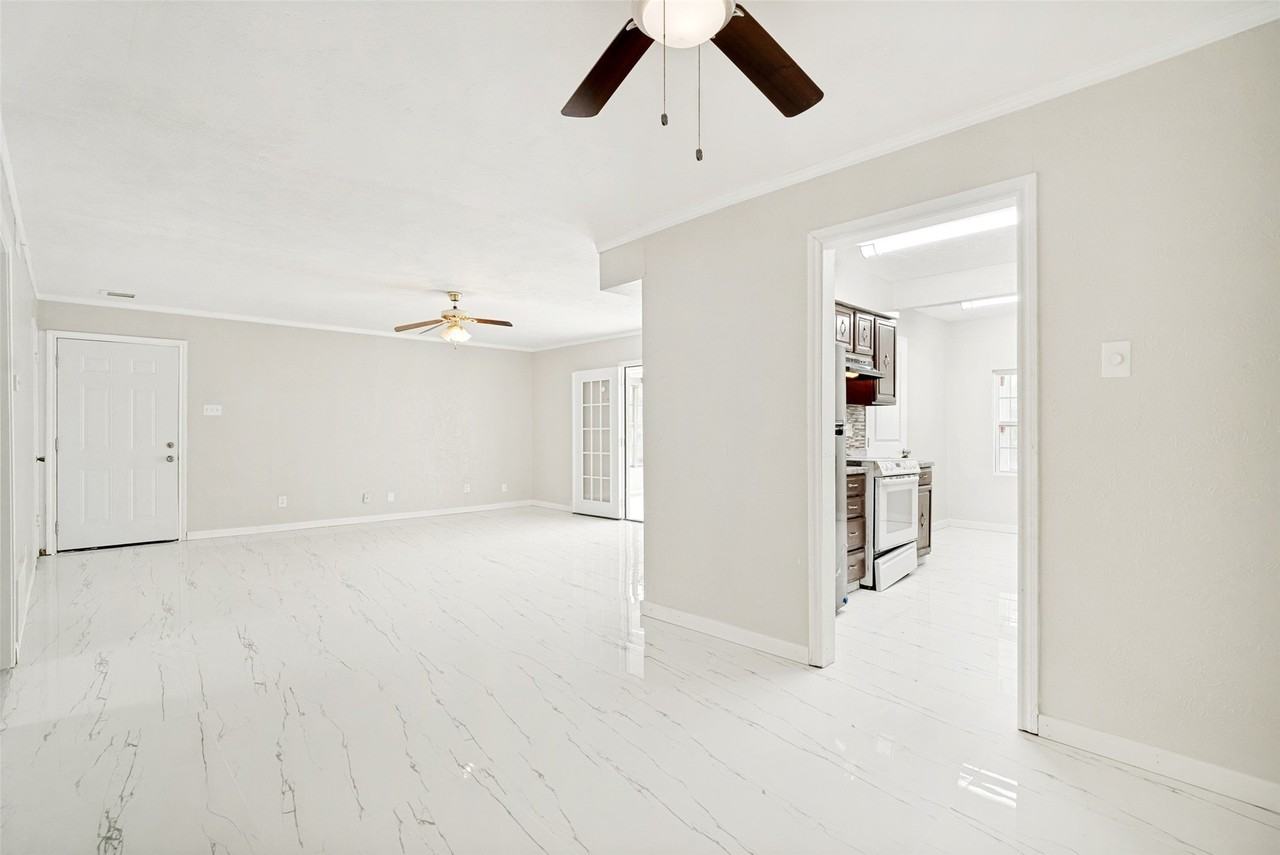 8805 N Normandale St - Photo 5 of 25