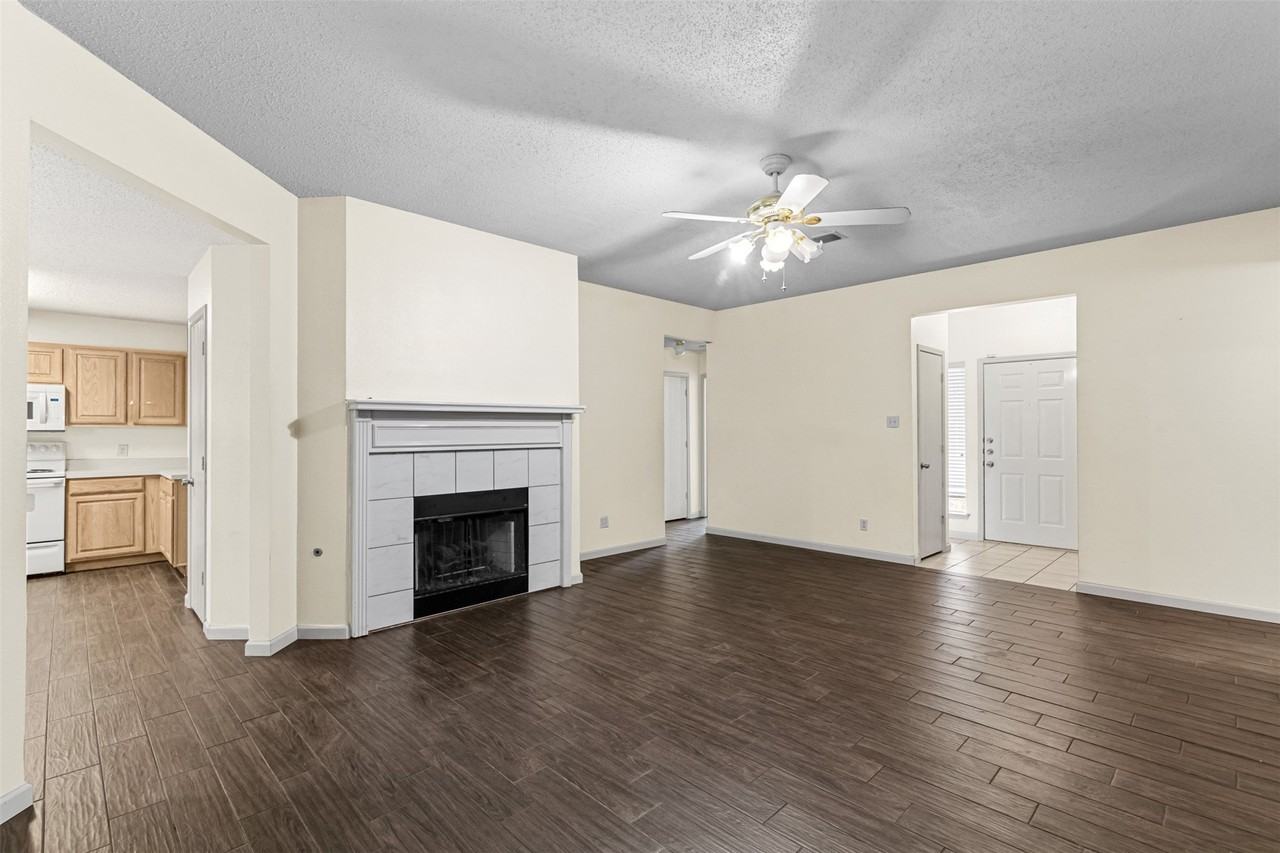 412 Dakota Dr - Photo 2 of 22