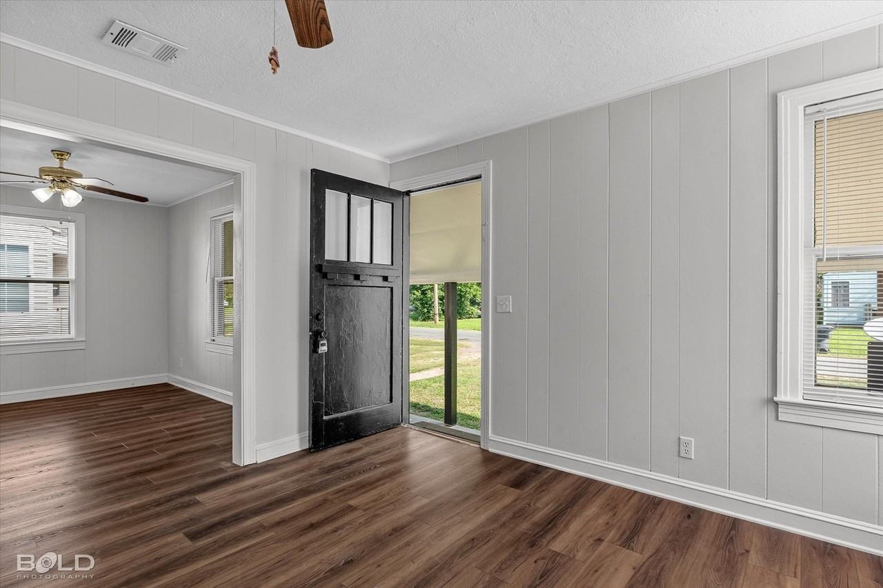 245 E Elmwood St - Photo 4 of 25