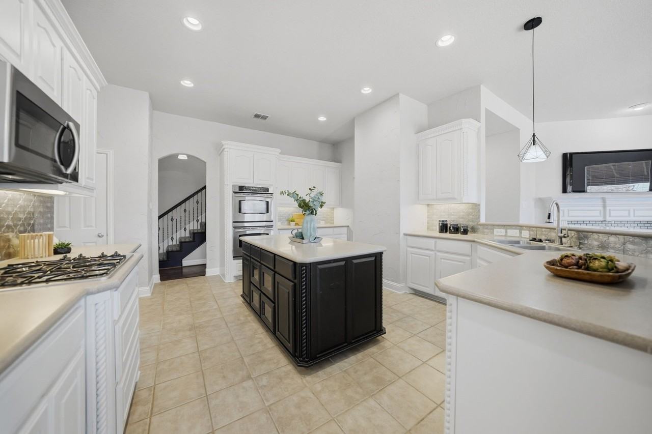 3475 Pilgrim Dr - Photo 3 of 33