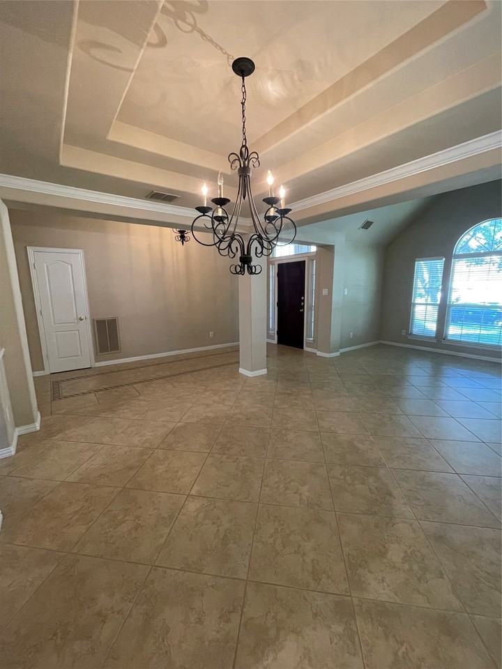 1004 Royal Oaks Dr - Photo 6 of 30