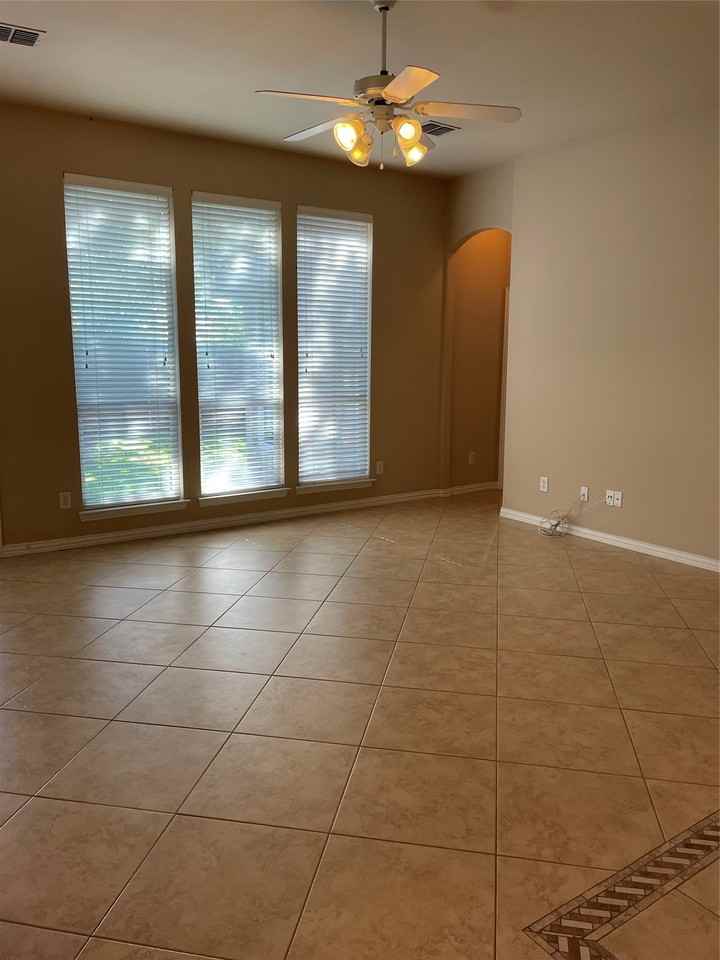 1004 Royal Oaks Dr - Photo 7 of 30