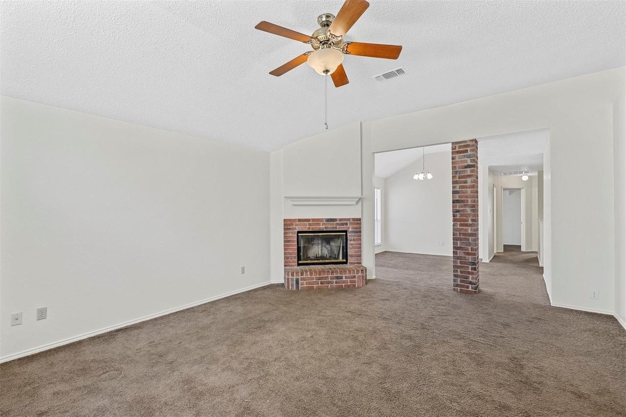2804 Monthaven Dr - Photo 2 of 18