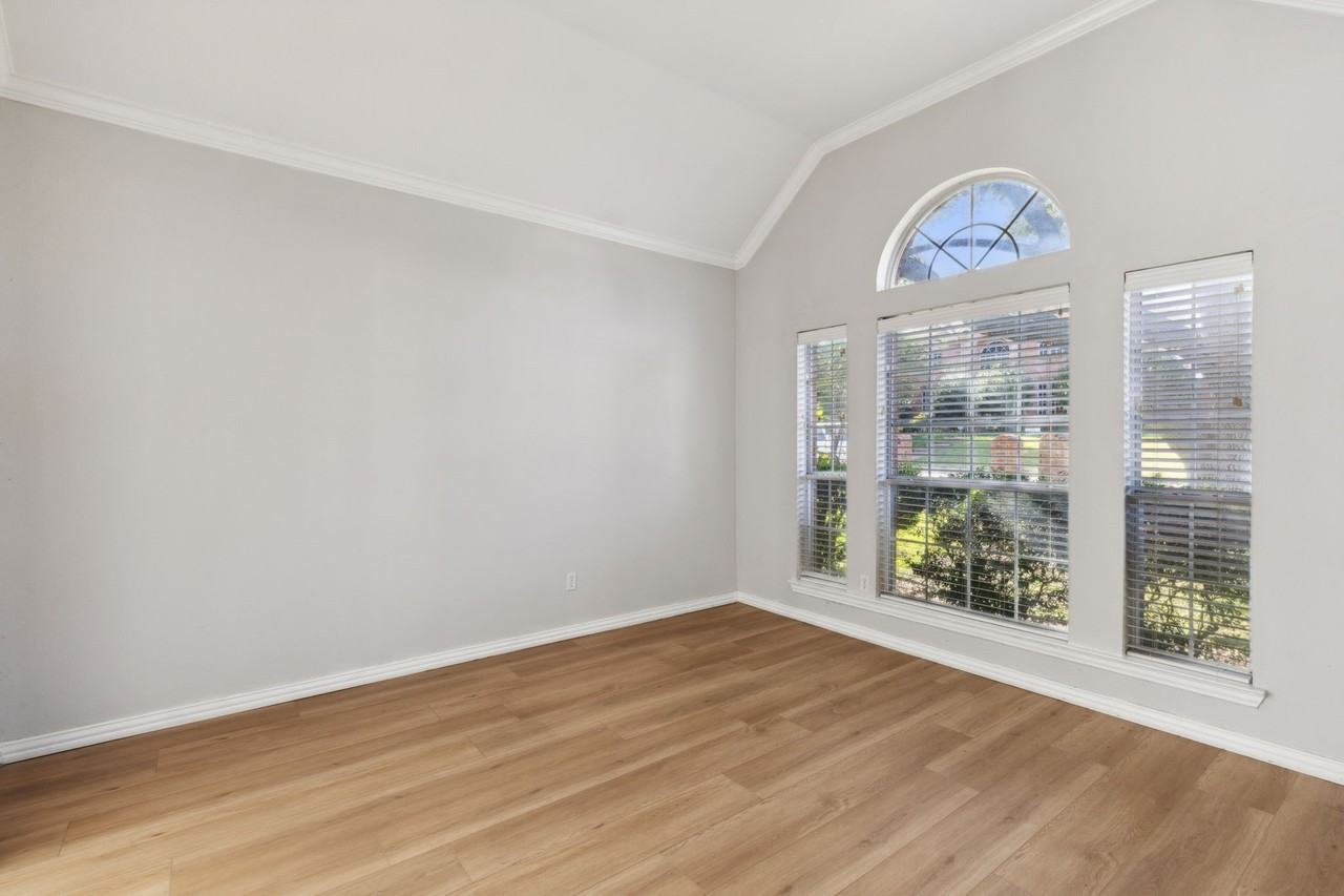 8012 Greenwood Dr - Photo 4 of 27