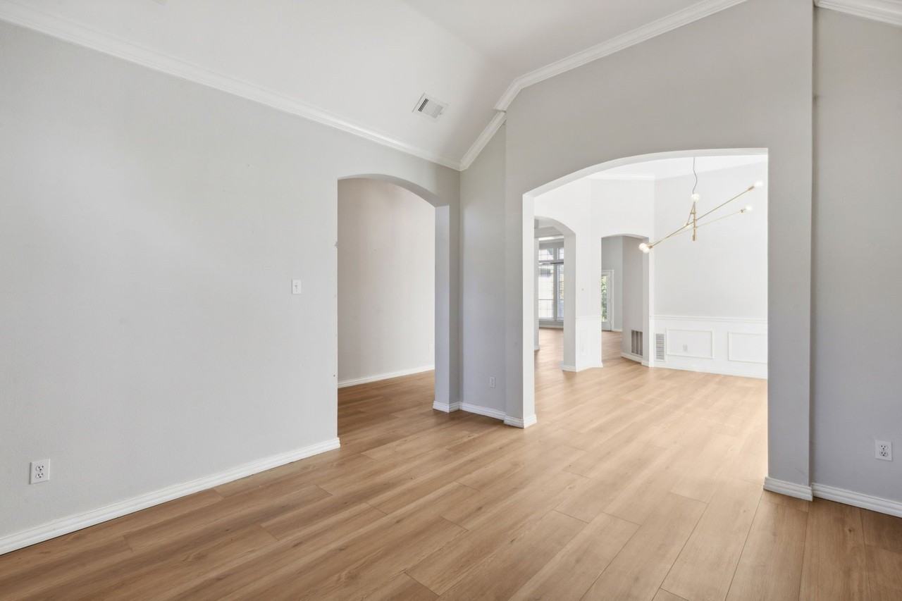 8012 Greenwood Dr - Photo 5 of 27