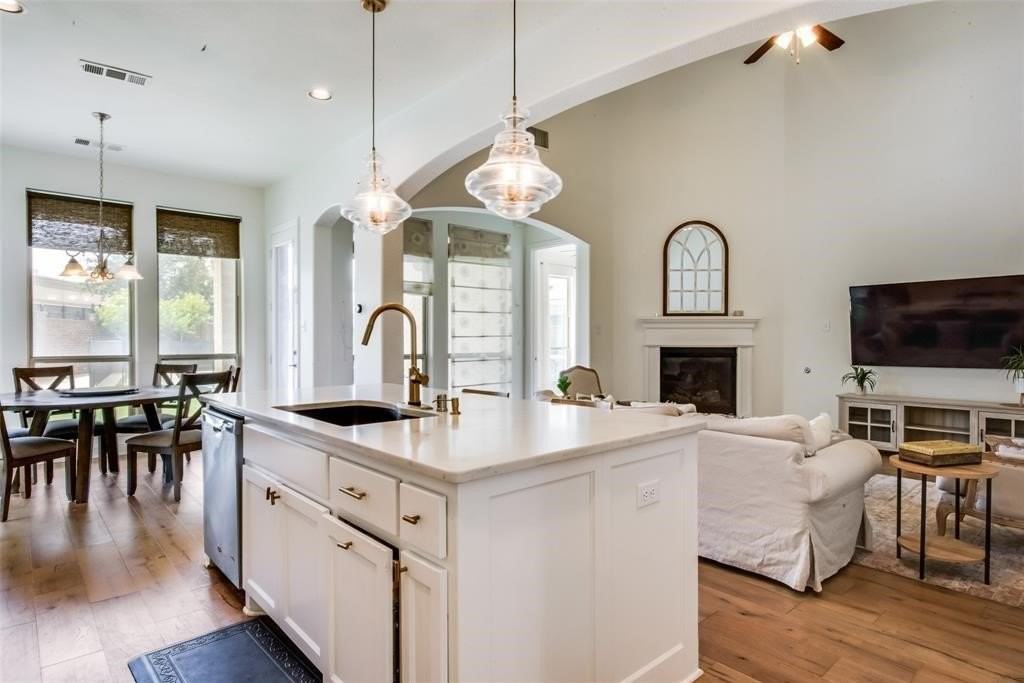 2313 Westlake Ct - Photo 6 of 38