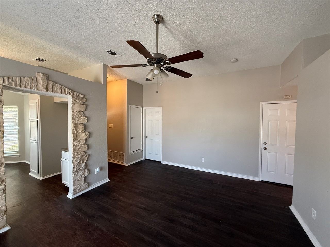 10206 Shayna Dr - Photo 4 of 18